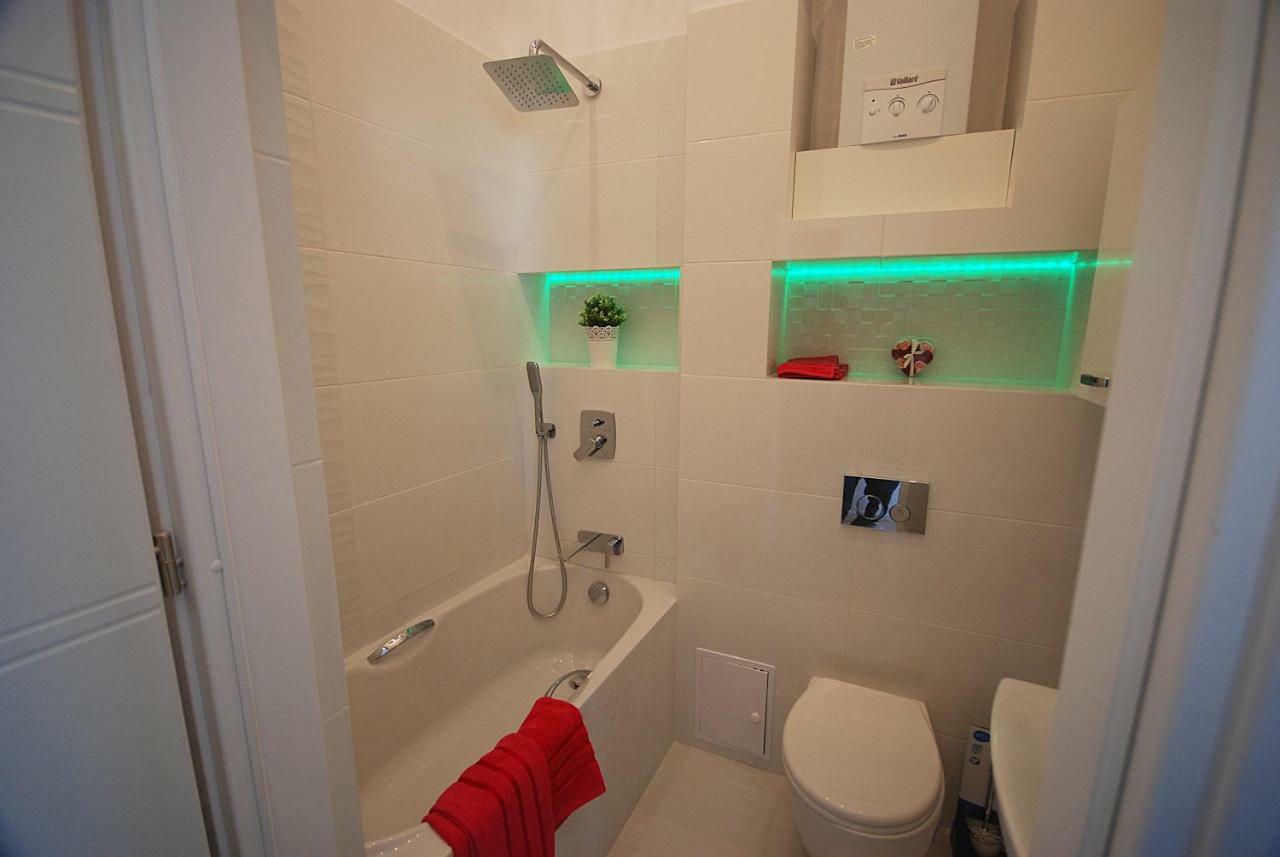 Nowy Apartament Wilcza Varsovia Exterior foto